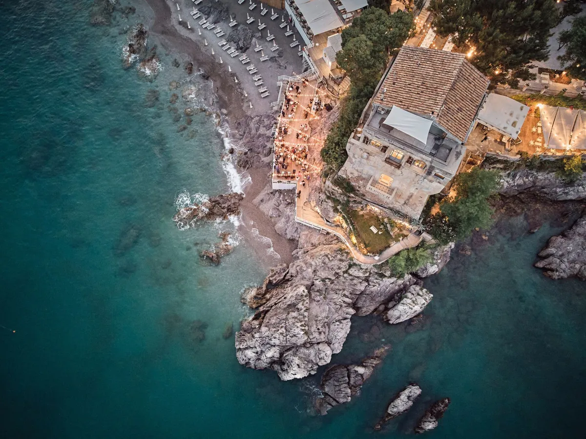 Vista dall'alto di una location per matrimoni sulla costa