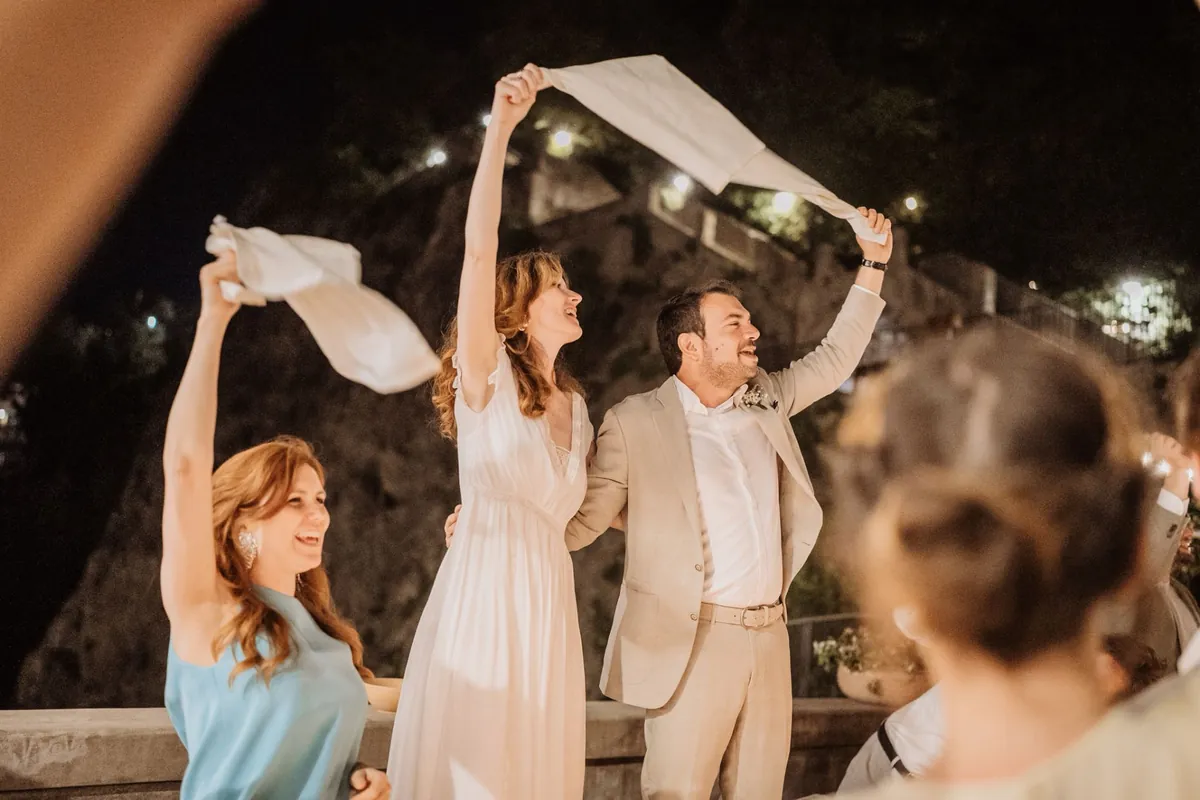 Invitati festeggiano durante un matrimonio organizzato da Vaniglia e Cannella