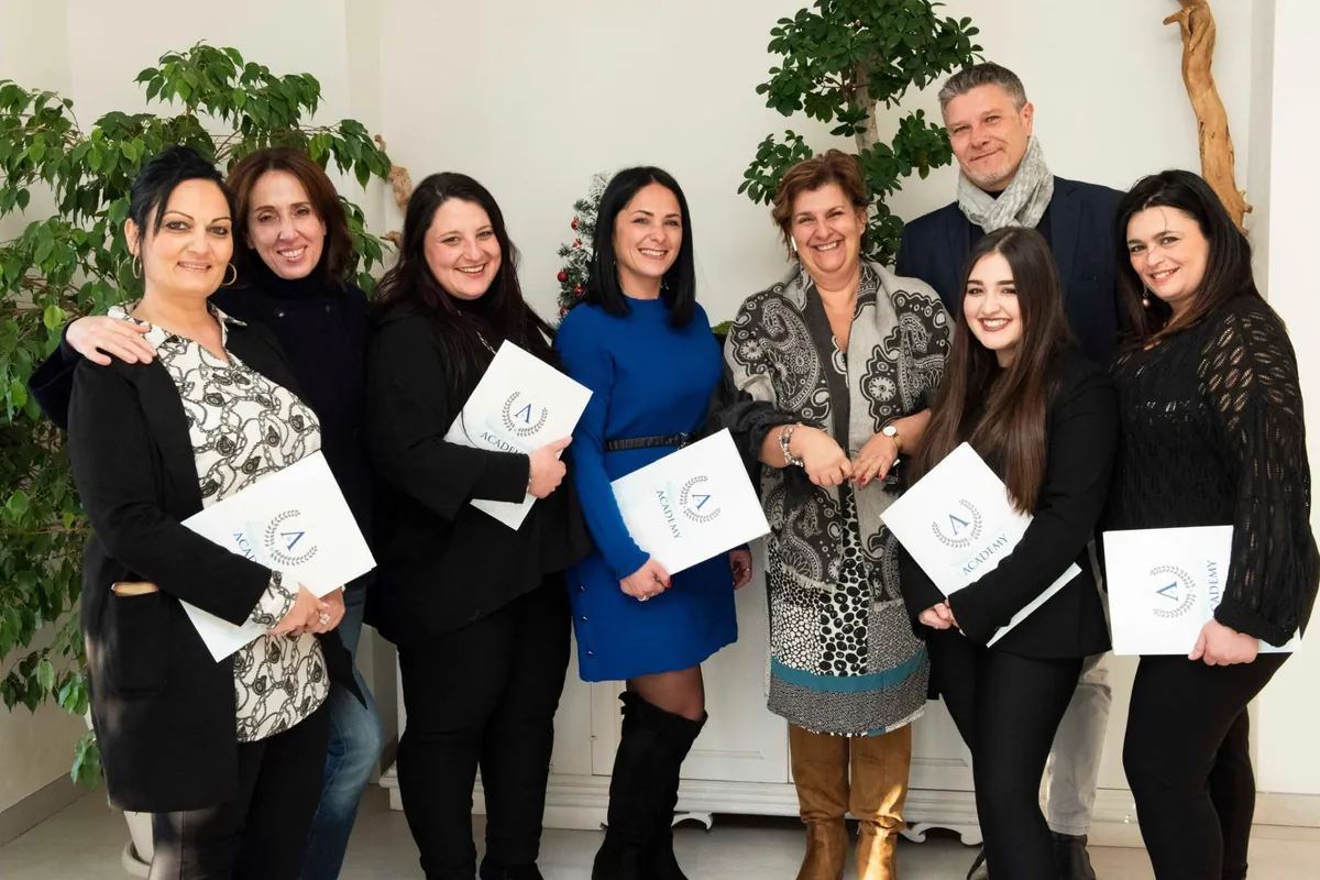Gruppo di studentesse dell'Academy con l'attestato di partecipazione