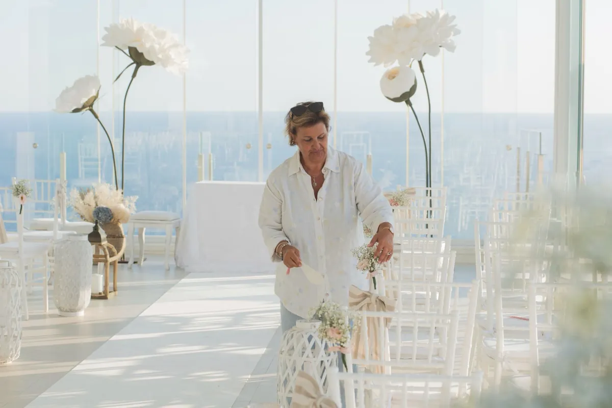 Fulvia Sebastiano al lavoro nell'allestimento floreale di un matrimonio